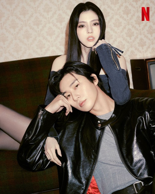 Dalam pemotretan tersebut, Han So Hee dan Park Seo Joon berpose mesra dan kompak memakai busana berwarna hitam. Foto: dok. Instagram @netflixkcontent
