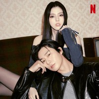 Dalam pemotretan tersebut, Han So Hee dan Park Seo Joon berpose mesra dan kompak memakai busana berwarna hitam. Foto: dok. Instagram @netflixkcontent