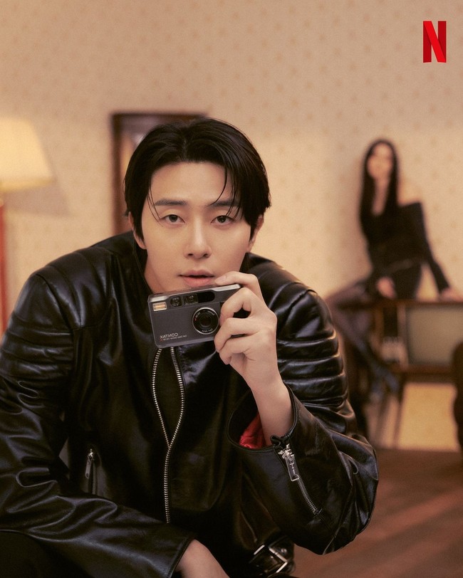 Park Seo Joon berperan sebagai Jang Tae Sang, orang terkaya di Gyeongseong dan pemilik pegadaian terkemuka Golden Jade House. Karakternya supel dan menjadi menjadi sumber informasi paling terpercaya. Foto: dok. Instagram @netflixkcontent