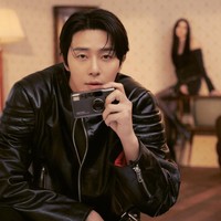 Park Seo Joon berperan sebagai Jang Tae Sang, orang terkaya di Gyeongseong dan pemilik pegadaian terkemuka Golden Jade House. Karakternya supel dan menjadi menjadi sumber informasi paling terpercaya. Foto: dok. Instagram @netflixkcontent