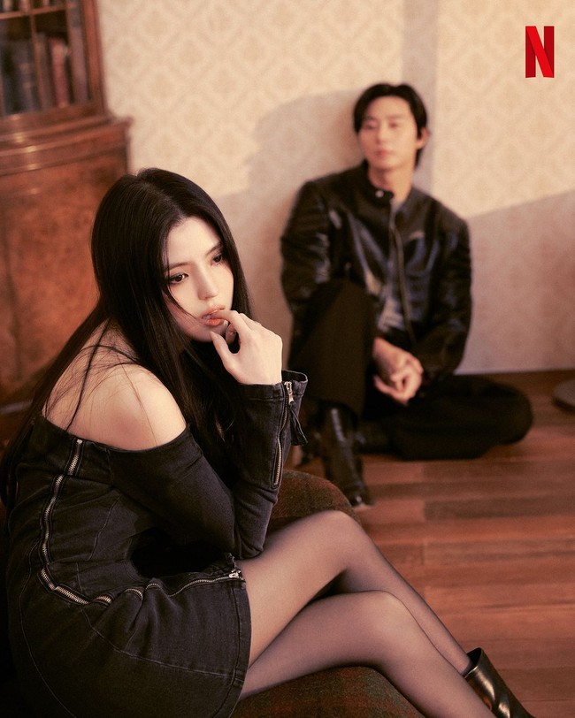 Han So Hee akan tampil sebagai Yoon Chae Ok, yang berkelana ke Gyeongseong bersama ayahnya untuk mencari petunjuk keberadaan ibunya yang hilang. Dia dikenal dengan kemampuannya menemukan orang yang meninggal. Dan akhirnya membuat kesepakatan dengan Jang Tae Sang. Foto: dok. Instagram @netflixkcontent