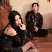 Han So Hee akan tampil sebagai Yoon Chae Ok, yang berkelana ke Gyeongseong bersama ayahnya untuk mencari petunjuk keberadaan ibunya yang hilang. Dia dikenal dengan kemampuannya menemukan orang yang meninggal. Dan akhirnya membuat kesepakatan dengan Jang Tae Sang. Foto: dok. Instagram @netflixkcontent