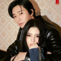 “SO HEE AND SEO JOON OMG MOTHER AND FATHER,” “JANTUNG AMAN??? ENGGAAAA 💘💘💘💘” “The visual is everything 😮🔥” “Kapal baru kapal baru 😂” “duadua nya masyaallah bgt🤧” komentar sejumlah netizen Indonesia. Foto: dok. Instagram @netflixkcontent