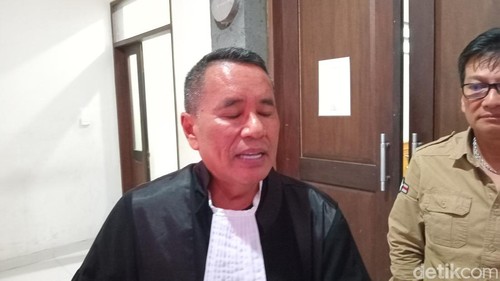 Hotman Paris Hutapea, selaku pengacara eks Rektor Unud I Nyoman Gde Antara di PN Tipikor Denpasar, Kamis (21/12/2023). (Aryo Mahendro/detikBali).