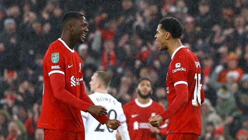 Soccer Football - Carabao Cup - Quarter Final - Liverpool v West Ham United - Anfield, Liverpool, Britain - December 20, 2023 Liverpools Cody Gakpo celebrates scoring their third goal with teammate Ibrahima Konate REUTERS/Molly Darlington NO USE WITH UNAUTHORIZED AUDIO, VIDEO, DATA, FIXTURE LISTS, CLUB/LEAGUE LOGOS OR LIVE SERVICES. ONLINE IN-MATCH USE LIMITED TO 45 IMAGES, NO VIDEO EMULATION. NO USE IN BETTING, GAMES OR SINGLE CLUB/LEAGUE/PLAYER PUBLICATIONS.