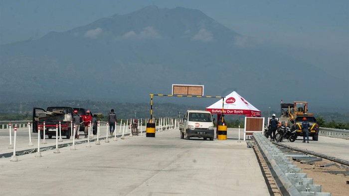 Sejumlah pekerja melakukan persiapan pada jalur fungsional Tol Solo-Yogyakarta di Boyolali, Jawa Tengah, Kamis (21/12/2023). Jalur fungsional Tol Solo-Yogyakarta akan dibuka pada (22/12) pukul 06.00 WIB hingga 17.00 WIB untuk kendaraan golongan I saat arus mudik Natal 2023. ANTARA FOTO/Aloysius Jarot Nugroho/nz.