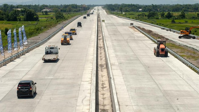 Sejumlah pekerja melakukan persiapan pada jalur fungsional Tol Solo-Yogyakarta di Boyolali, Jawa Tengah, Kamis (21/12/2023). Jalur fungsional Tol Solo-Yogyakarta akan dibuka pada (22/12) pukul 06.00 WIB hingga 17.00 WIB untuk kendaraan golongan I saat arus mudik Natal 2023. ANTARA FOTO/Aloysius Jarot Nugroho/nz.