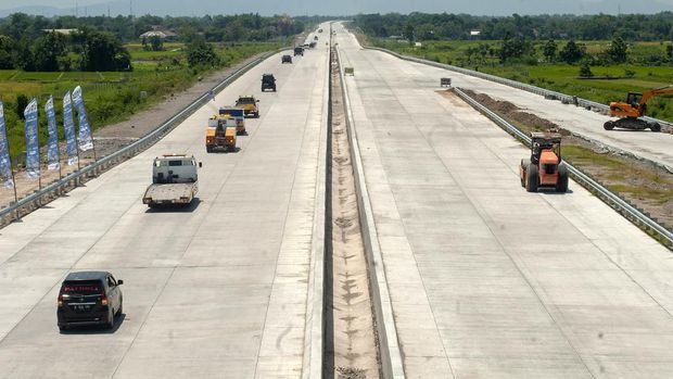 Sejumlah pekerja melakukan persiapan pada jalur fungsional Tol Solo-Yogyakarta di Boyolali, Jawa Tengah, Kamis (21/12/2023). Jalur fungsional Tol Solo-Yogyakarta akan dibuka pada (22/12) pukul 06.00 WIB hingga 17.00 WIB untuk kendaraan golongan I saat arus mudik Natal 2023. ANTARA FOTO/Aloysius Jarot Nugroho/nz.