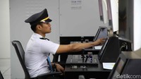 Sebagai pemimpin perjalanan, masinis tidak hanya menjalankan kereta api tetapi juga bertanggung jawab atas pengoperasian sarana perkeretaapian secara keseluruhan. Hal ini melibatkan penanganan gangguan teknis yang mungkin terjadi selama perjalanan, serta memastikan bahwa sarana perkeretaapian siap dioperasikan dengan baik.  