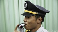 Setelah itu mereka melakukan pemeriksaan kesehatan 60 menit sebelum bekerja, meliputi tes alkohol, tensi dan sebagainya.  
