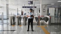 Sebelum bekerja, masinis wajib meniitipkan alat komunikasi apapun agar tetap berkonsentrasi penuh.  