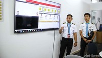Perlu diketahui poses menjadi seorang masinis di LRT Jakarta melibatkan beberapa tahap : calon masinis mengikuti pendidikan dan pelatihan internal orientasi perkeretaapian di LRT Jakarta, calon masinis juga harus mengikuti pendidikan dan pelatihan yang diselenggarakan oleh Kementerian Perhubungan.  