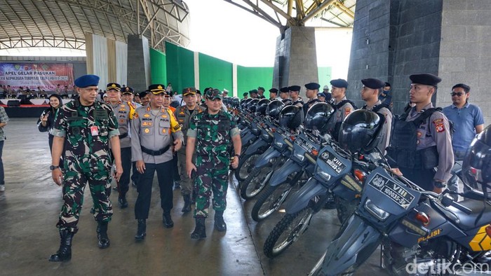 Jajaran TNI dan Polri saat apel gelar pasukan.
