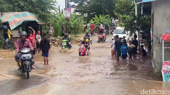 Jalan di Gandung, Palembang ambles dampak luapan sungai dikeluhkan warga