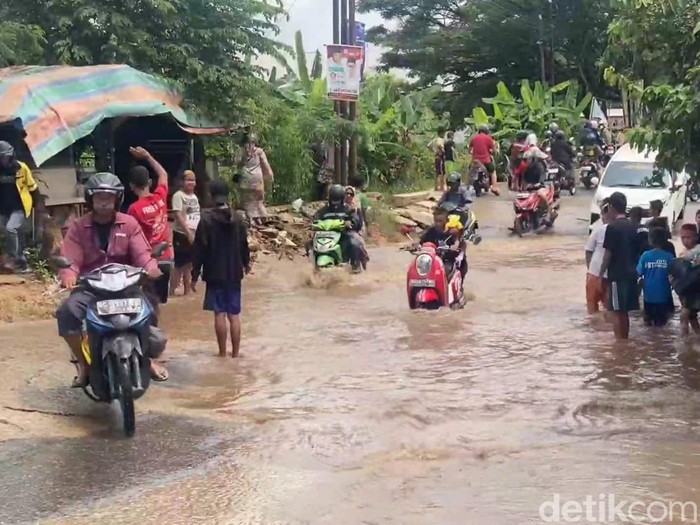 Jalan di Gandung, Palembang ambles dampak luapan sungai dikeluhkan warga