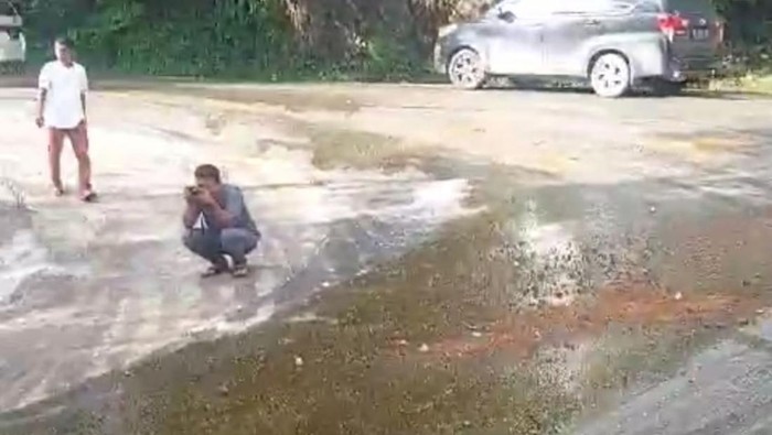 Jalan kawasan Gunung Kulu, Kecamatan Lhong, Aceh Besar yang ditumpahi CPO. (foto: tangkapan layar video)