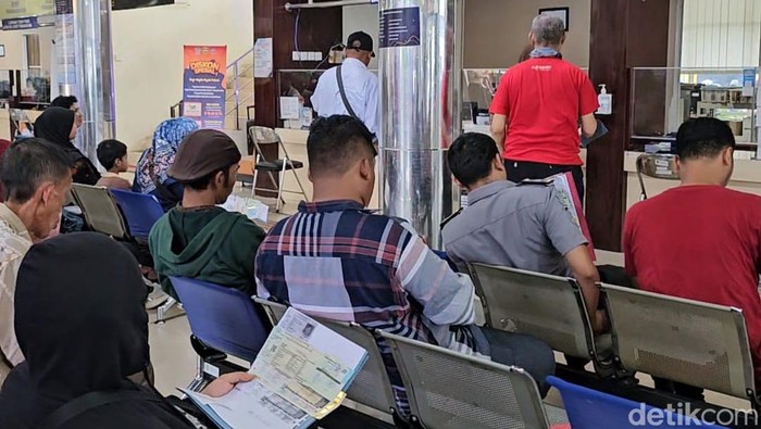 Jelang berakhirnya program pemutihan, Samsat Palembang 1 mencatat hingga 1.200 orang membayar pajak per hari.