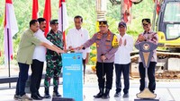 Acara groundbreaking Polres Khusus IKN ini dihadiri Mensesneg Pratikno, Menteri ATR Hadi Tjahjanto, Kapolri Jenderal Listyo Sigit Prabowo, Panglima TNI Jenderal Agus Subiyanto, Kepala Otorita IKN Bambang Susantono, Pj Gubernur Kalimantan timur Akmal Malik, Pj Bupati Penajam Paser Utara Makmur Marbun.