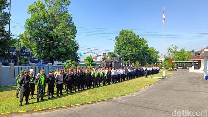 PT KAI Daop 5 Purwokerto menggelar apel gelar pasukan masa angkutan nataru di halaman kantor setempat, Kamis (21/12/2023).