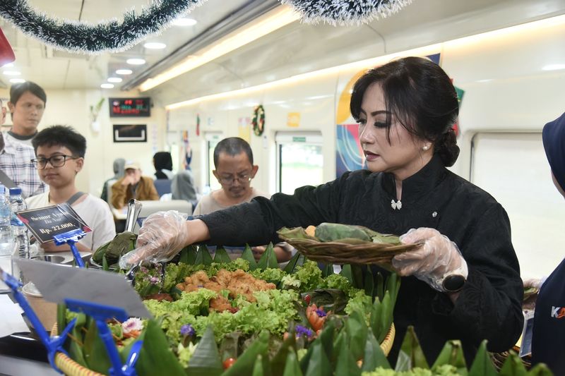 KAI Service menghadirkan program 'Legend Culinary' yang dibawakan oleh Gadis Kreta sebagai ikon untuk menyapa penumpang kereta api dengan membawa 22 kuliner legendaris