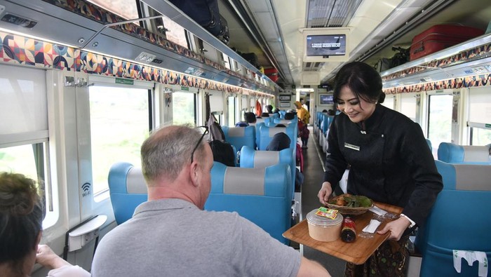 KAI Service menghadirkan program Legend Culinary yang dibawakan oleh Gadis Kreta sebagai ikon untuk menyapa penumpang kereta api dengan membawa 22 kuliner legendaris
