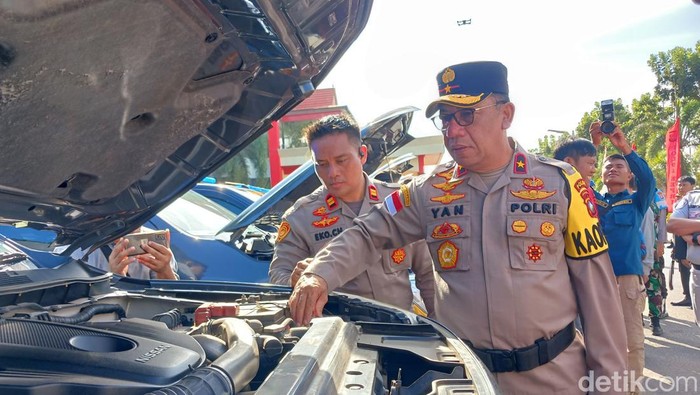 Kapolda Kepri, Brigjen Yan Fitri Halimansyah saat mengecek kendaraan penunjang Operasi Lilin 2023. (Alamudin Hamapu/detikSumut)