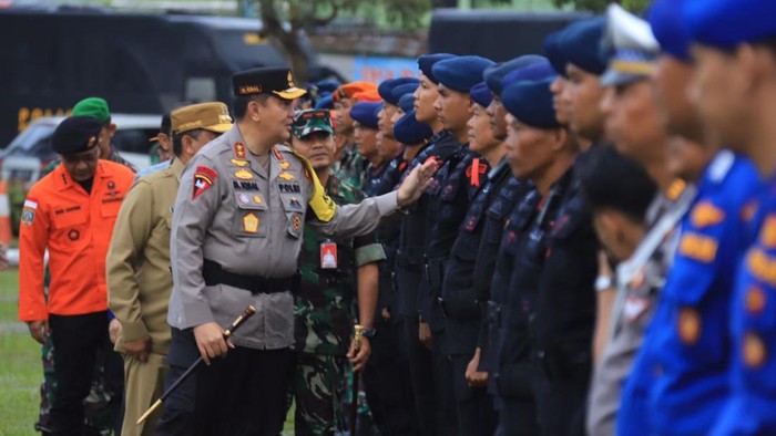 Kapolda Riau Irjen M Iqbal dan Gubernur Edy Natar Nasution mengecek personel dalam apel pasukan Operasi Lilin Lancang Kuning di Mapolda Riau. (Dok Humas Polda)