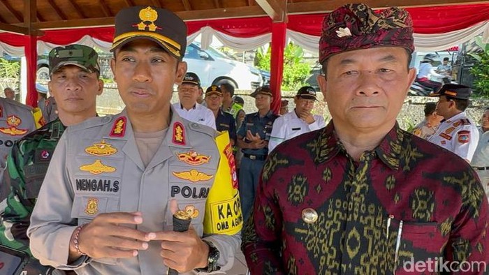Kapolres Karangasem AKBP I Nengah Sadiarta didampingi Bupati Karangasem saat ditemui setelah apel gelar pasukan operasi lilin agung 2023, Rabu (21/12/2023). (I Wayan Selamat Juniasa)