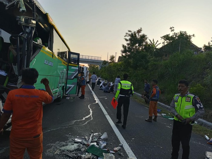 Kecelakaan bus wisata menabrak truk di tol Ngawi-Solo KM  508+900, Kecamatan Gondangrejo, Kabupaten Karanganyar, Kamis (21/12/2023) pagi.