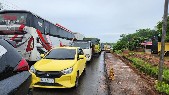 Kemacetan di Jalinsum Palembang-Betung.