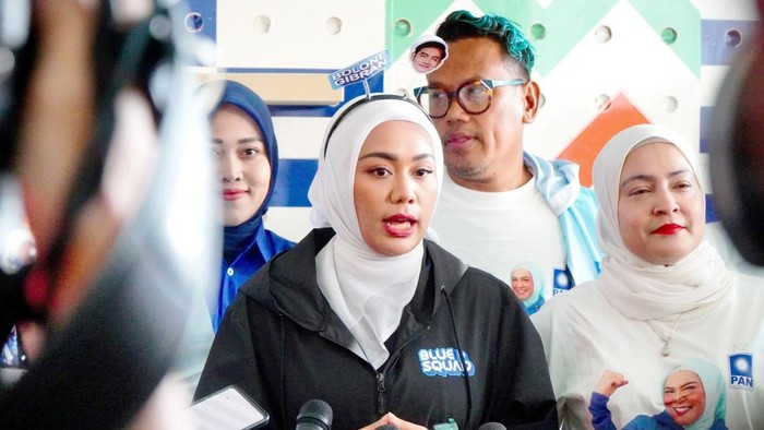 Kenakan Aksesori ‘Bolone Gibran’, Zita Anjani & Artis PAN Datangi Bawaslu