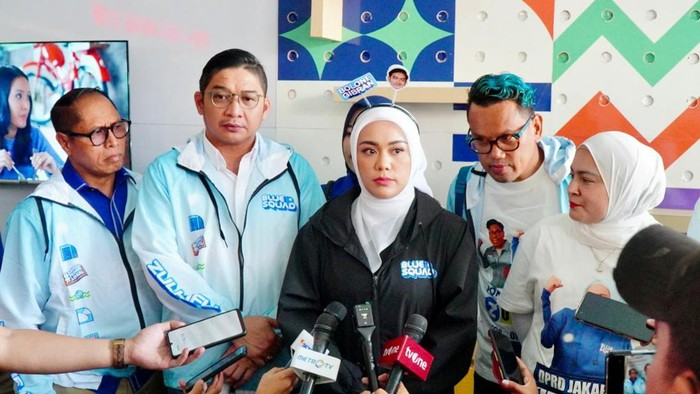 Kenakan Aksesori ‘Bolone Gibran’, Zita Anjani & Artis PAN Datangi Bawaslu