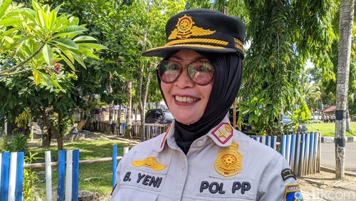 Kepala Satuan Polisi Pamong Praja Kabupaten Lombok Barat Baiq Yeni Satriani Ekawati, Kamis (21/12/2023). (Ahmad Viqi/detikBali)
