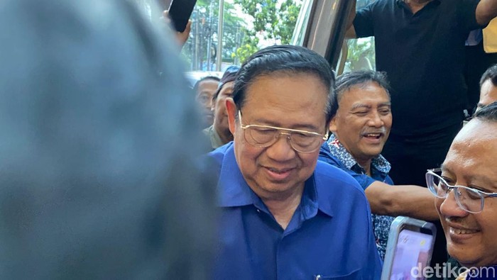 Ketua Majelis Tinggi Partai Demokrat, Susilo Bambang Yudhoyono saat transit di Cirebon usai turun gunung di pulau jawa
