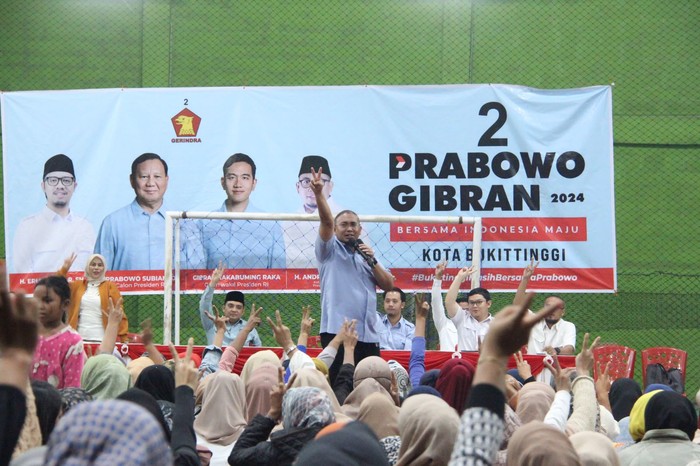 Ketua Tim Kampanye Daerah (TKD) Prabowo Subianto-Gibran Rakabuming Raka Sumatera Barat, Andre Rosiade berkampanye di Kota Bukittinggi, Rabu (20/12/2023). Kegiatan kampanye ini digelar di dua titik lokasi, yakni Guguk Panjang dan Mandiangin, pun dipadati ribuan orang.
