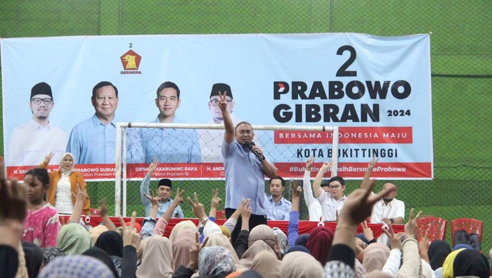 Ketua Tim Kampanye Daerah (TKD) Prabowo Subianto-Gibran Rakabuming Raka Sumatera Barat, Andre Rosiade berkampanye di Kota Bukittinggi, Rabu (20/12/2023). Kegiatan kampanye ini digelar di dua titik lokasi, yakni Guguk Panjang dan Mandiangin, pun dipadati ribuan orang.