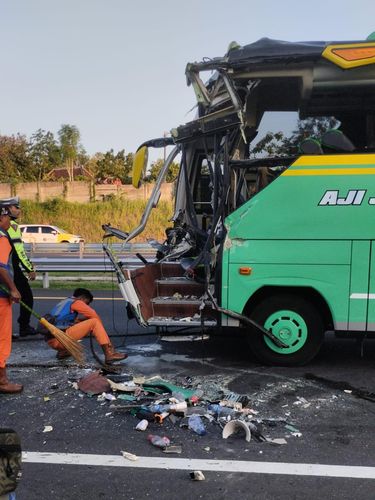 Kondisi bus pengangkut rombongan siswa SMP N 1 Sentolo yang terlibat kecelakaan di Karanganyar, Jawa Tengah, Kamis (21/12/2023).
