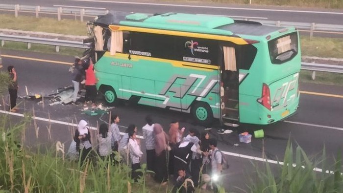 Kondisi bus pengangkut rombongan siswa SMP N 1 Sentolo yang terlibat kecelakaan di Karanganyar, Jawa Tengah, Kamis (21/12/2023).