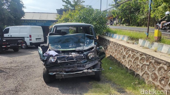 Kondisi mobil Kijang yang ringsek akibat laka di Gunungkidul kini ada di Mapolsek Patuk, pada Kamis (21/12/2023).
