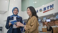 Seorang nasabah sedang dilayani oleh teller Bank BTN saat bertransaksi di Kantor Cabang Bank BTN Harmoni, Jakarta, Kamis (21/12).