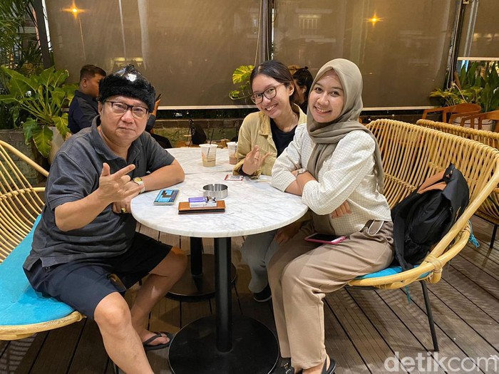 Nama Log Zhelebour tak bisa dilepaskan dari perjalanan musik rock Tanah Air. Dalam bahasa tutur kekinian, rasanya tidak berlebihan jika Log disebut si paling rock.