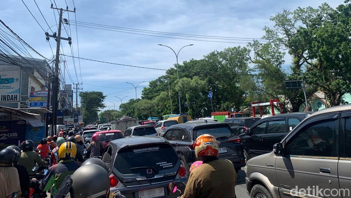 Jalan Perintis Kemerdakaan menuju Jalan Urip Sumoharjo, Makassar parah, Selasa (21/12/2023).