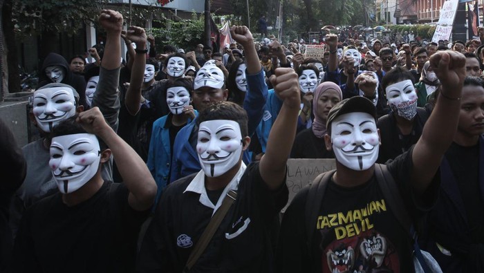 Ratusan mahasiswa yang tergabung dalam Aliansi Mahasiswa Provinsi Banteng (AMPB) menggelar mimbar rakyat di kampus Universitas Yuppentex Indonesia, Tangerang, Banten, Kamis (21/12/2023).