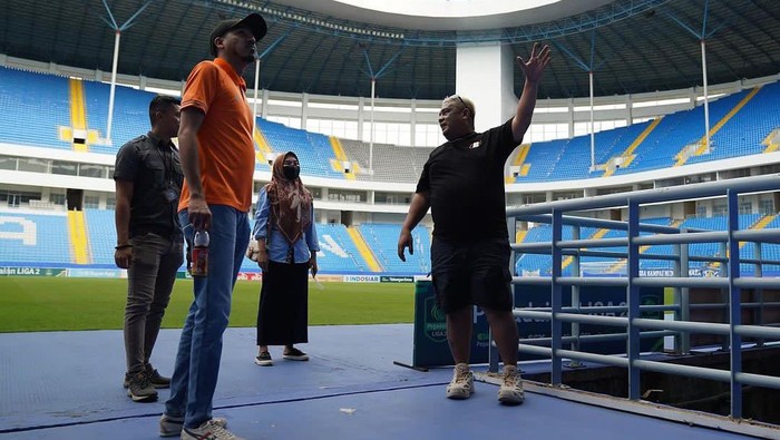 Manager Tim Borneo FC Dandri Dauri bersama manajemen saat mengunjungi Stadion Batakan di Balikpapan.
