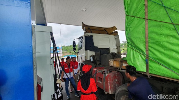 Manajemen PT Pertamina Patra Niaga Regional Sumbagsel mengecek tangki BBM truk di SPBU Tol Lampung.