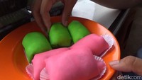 Pancake durian buat Dewi mempunyai tekstur lembut. Sedangkan cita rasanya manis, sedikit gurih dengan rasa durian yang kuat.