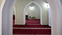 Ini adalah penampakan bagian dalam Masjid Jawatha. Masjid bersejarah ini memiliki kisah unik. Masjid ini pernah dijadikan tempat menyimpan Hajar Aswad selama 22 tahun. Foto: Getty Images/iStockphoto/Matthew Starling