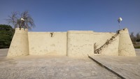 Masjid Jawatha yang terletak di Ahsa, timur Arab Saudi ini telah beberapa kali di renovasi. Penyebab pemugaran ini adalah karena banyaknya pasir yang terus menutupi Masjid Jawatha ini. Foto: Getty Images/iStockphoto/Matthew Starling