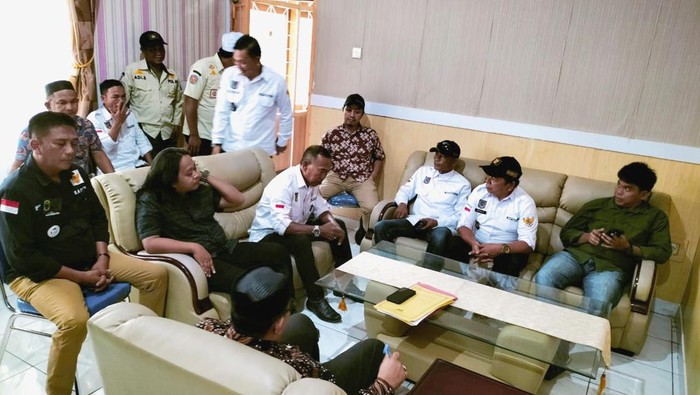 Massa Apdesi Luwu Utara menggeruduk Kantor BPKAD Luwu Utara.