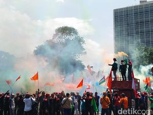 Aksi Bela Palestina di Kedubes AS, Massa Buruh Nyalakan Flare